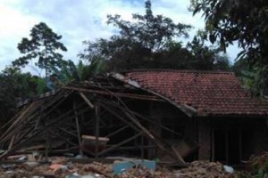 Akibat longsor, rumah warga amblas